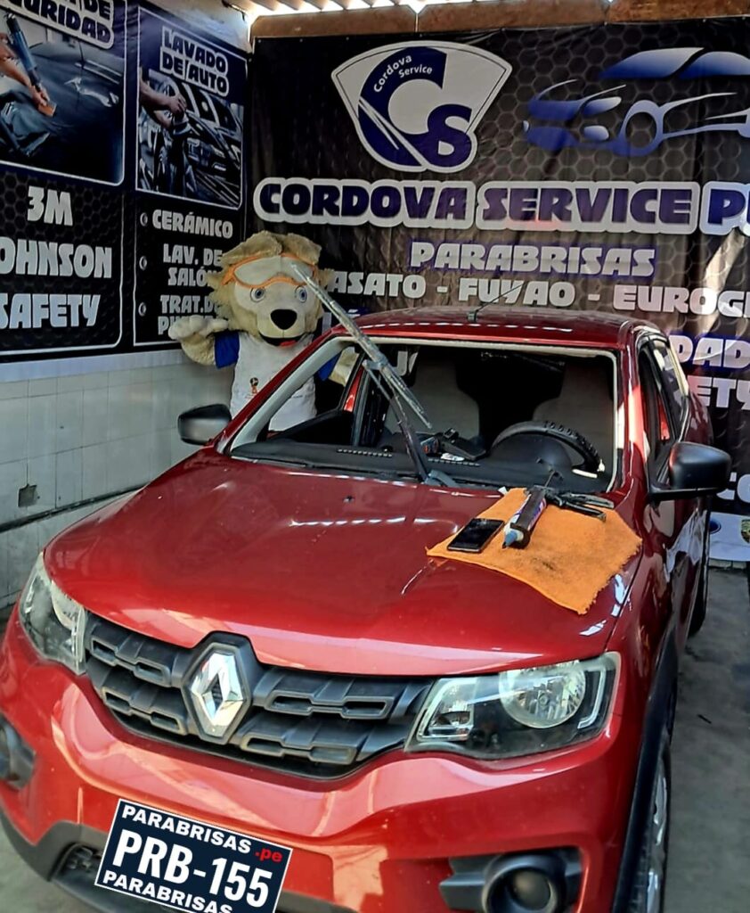 Camioneta con parabrisas dañado y resultado final con parabrisas nuevo instalado