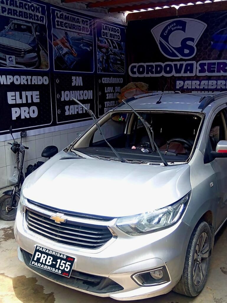 Instalación de parabrisas en SUV realizada por técnicos especializados en Lima